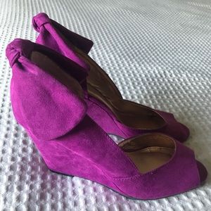 Report Purple bow wedges